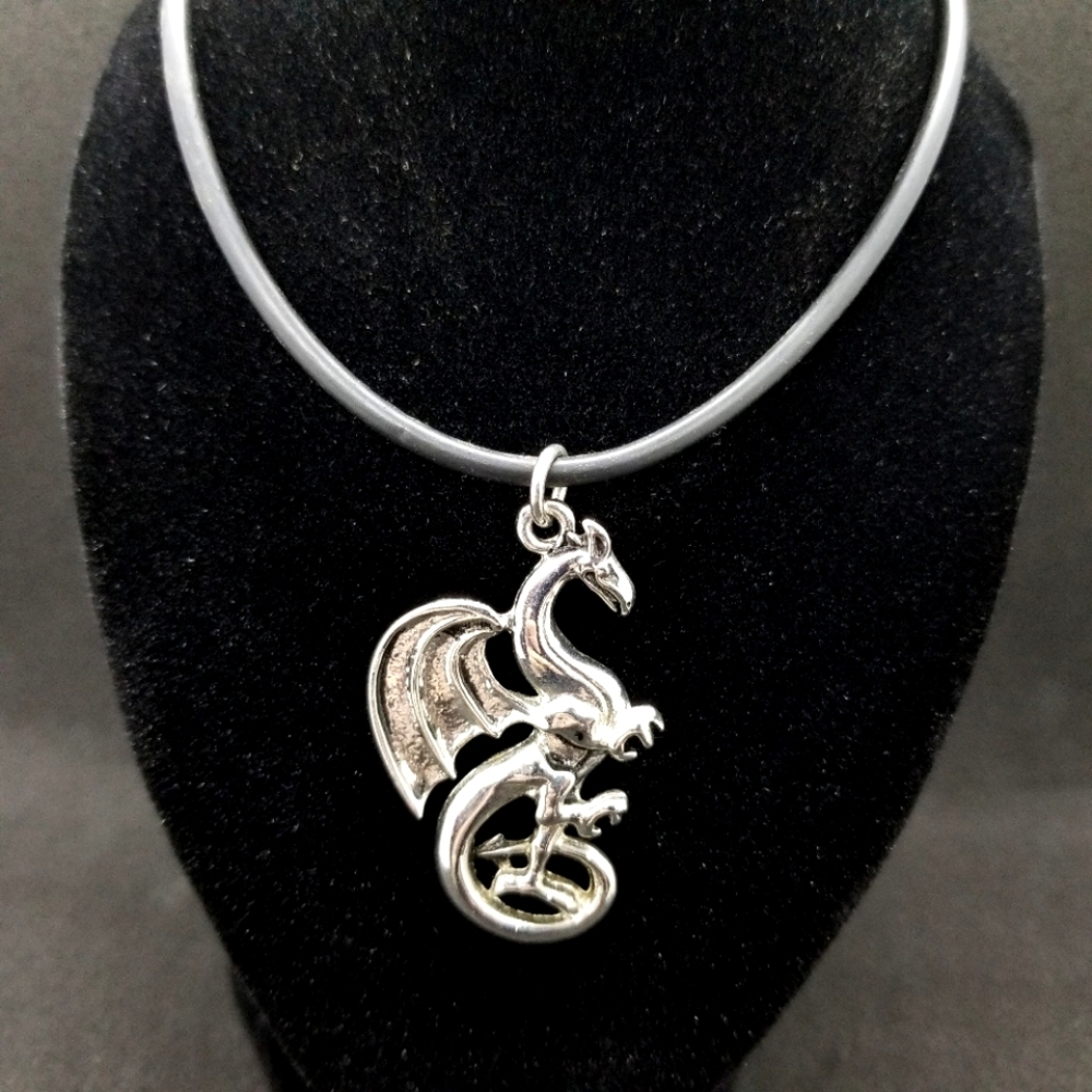 Silver-tone dragon necklace 🐉